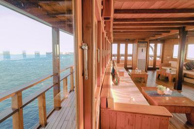 Decks – Lounge Upper Deck 02